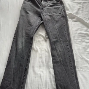 Grå Levis 501 jeans - Säljer ett par grå Levis 501 jeans i bra skick. De har en straight passform och använda ett fåtal gånger. 