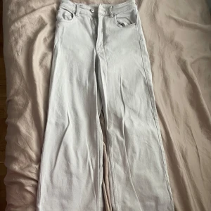 Beige jeansbyxor - Säljer ett par vita jeansbyxor i mycket bra skick. De har en straight passform och är högmidjade, vilket ger en snygg och bekväm stil. Perfekta för både vardag och fest! 🕺