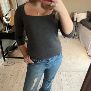 Mörkgrå tröja med trekvartsärm - Perfekt för både vardag och fest. Den har en fyrkantig halsringning och trekvartsärm och passar till allt❤️
