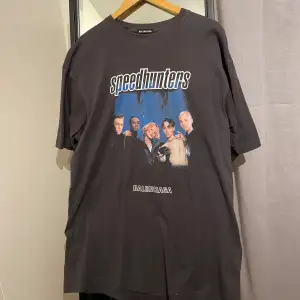 Superfin Balenciaga ”Speedhunters” T-shirt i nyskick, storlek L (passar även M), nypris 7000kr.