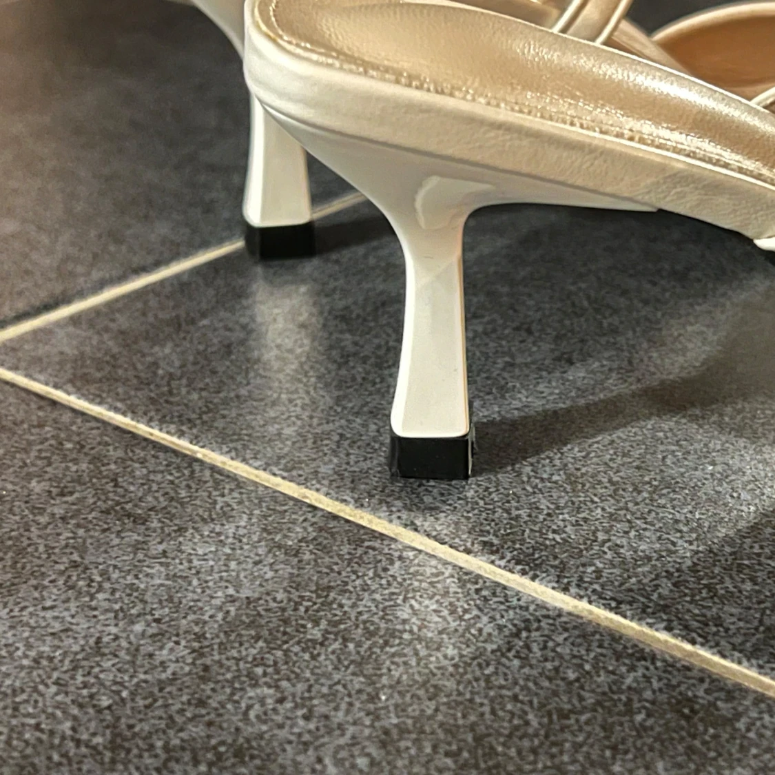 Vita pumps med klack - 90