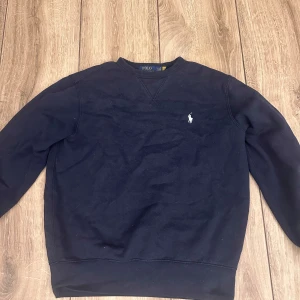 Skön polo Ralp lauren tröja. - Originell pris 1350 näst intill aldrig använd, mycket bra skick ser lite sliten ut eftersom att den har legat i garderoben någon månad nu.