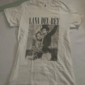 Vit Lana Del Rey t-shirt - Säljer en vit t-shirt med tryck av Lana Del Rey. As bra skick och ganska oversized men sitter snyggt på kroppen. 