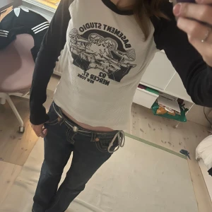 Vit o svart långärmad tröja  - Skit cool långärmad tröja med tryck 😼 sitter jättesnyggt på en och har inga skador