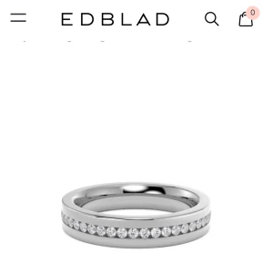 Silverring med stenar från Edblad - Snygg och stilren silverring från Edblad med en rad gnistrande stenar runtom. Perfekt för både vardag och fest! Ringen har en modern design och är i mycket bra skick. Passar perfekt som en elegant detalj till din outfit. Storlek L -> 18,5 mm.