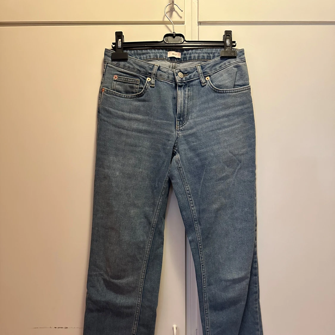 Blå lågmidjade jeans