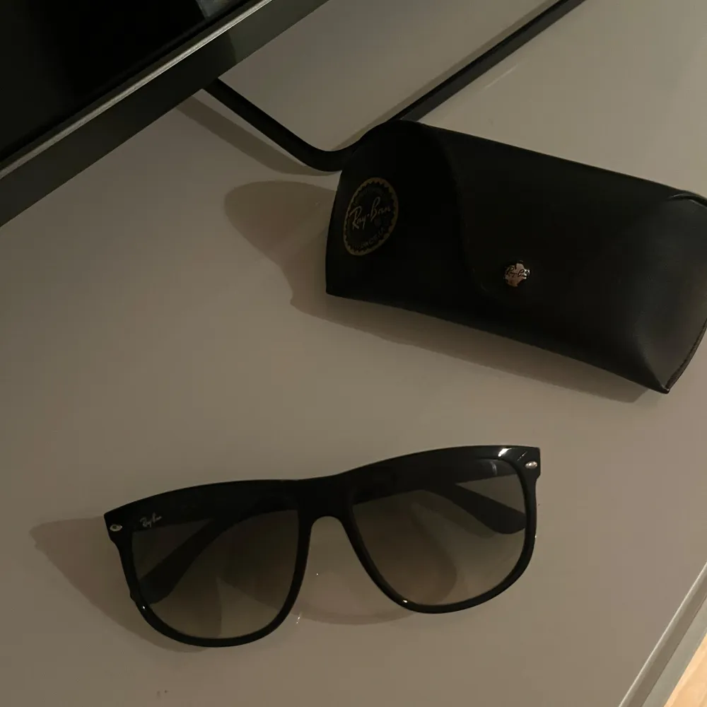 Säljer ett par snygga svarta Ray-Ban boyfriend solglasögon i mycket bra skick. Köptes i början av sommaren men aldrig kommit till någon större användning. Kommer med originalfodral! . Accessoarer.