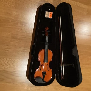Fiol  - Säljer en fiol med stråk och kåda. Använd ett fåtal gånger och är i mycket bra skick. Tillkommer med en praktisk fodral. Perfekt till både nybörjare och för mer kunnande violinister! 