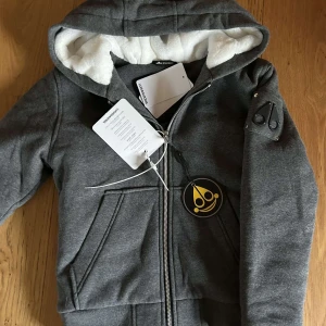 moose knuckels jacka - storlek M i barn storlek. nypris runt 4000kr. den är sprillans ny då jag köpte fel storlek 
