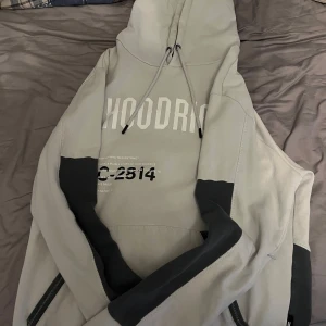 Hoodrich hoodie  - Köpt på Vinted, knappt använd, använder den inte längre så tar bara plats i garderoben, skick 9/10, pris kan diskuteras vid snabb affär! kan även bytas!