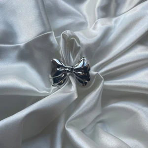 Leila ring  - 55kr/st, gjord i rostfritt stål vilket innebär att den inte tappar färg eller gör fingrarna gröna samt går att justera så den passar alla fingrar  🫶🏼