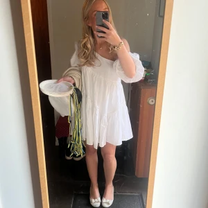 Vit klänning  - Säljer min perfekta studentklänning, älskade den och den är endast använd en gång och är som ny. Luftig passform med en väldigt snygg design. Jag är 160cm lång och klänningen är i stl 34/S. ☺️