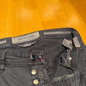Grå byxor från Jacob Cohen - Säljer ett par snygga grå byxor från Jacob Cohen. De har en sjukt najs passform och är perfekta för både vardag och fest. Jeansen är i storlek 30 sitter sjukt skönt! Inga defekter och as najs färg, nypris 5400, mitt pris 599! Möts i Stockholm eller fraktar spårbart!📦