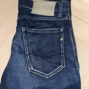 Säljer ett par snygga mörkblå jeans från Replay i bra skick. De har en modern design och en bekväm passform. Perfekta för både vardag och fest! 🕺Strl: W30, L30. Pris är diskuterbart!