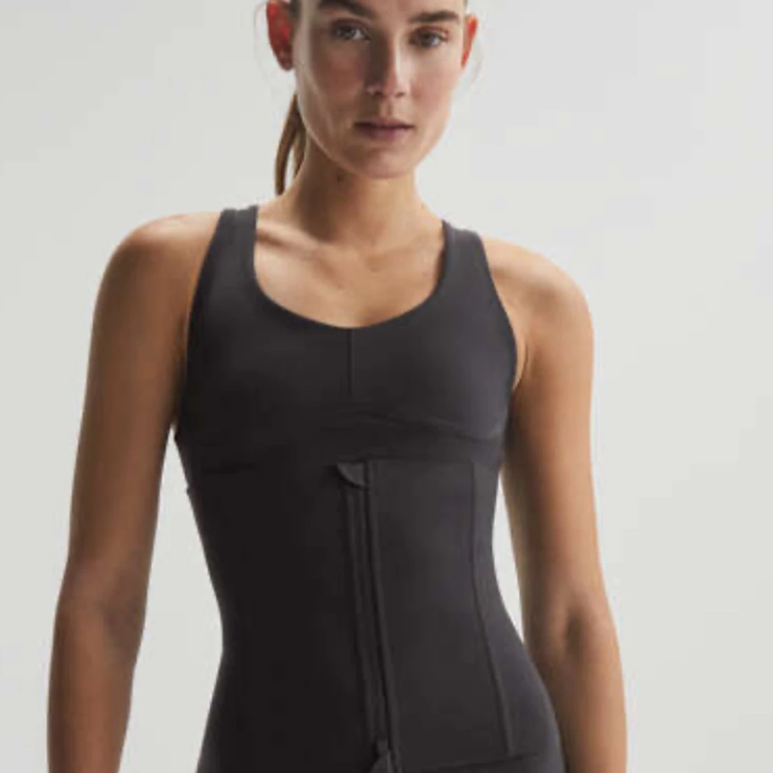 Svart korsett waist trainer från Oysho