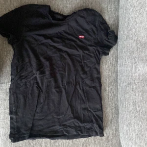 T-shirt - Levis t-shirt i storlek S. 