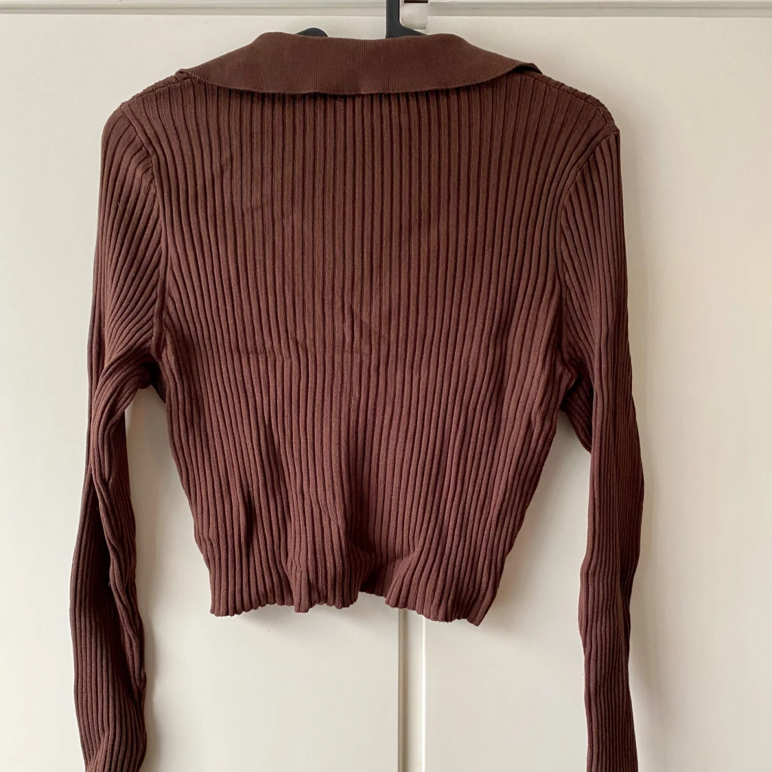 Brun ribbad tröja med krage - 90