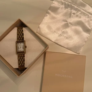 Guldfärgad klocka från Mockberg - Säljer min guldfärgad klocka från Mockberg i mycket bra skick. Den passar min handled som är ca 17 cm men det går ju att göra den mindre. Kommer med originalförpackning och dustbag🩷