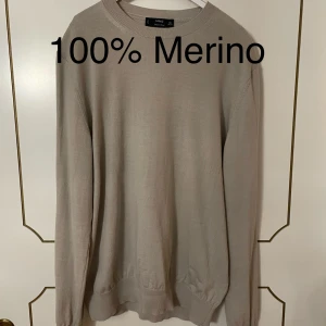 Beige merinoulltröja från MNG - Säljer en supermjuk och stilren beige tröja i 100% merinoull. Perfekt för kyliga dagar med sin långärmade design och klassiska passform. Tröjan är i mycket bra skick och passar både till vardags och lite finare tillfällen. Ett måste i garderoben för höst och vinter! 🍂
