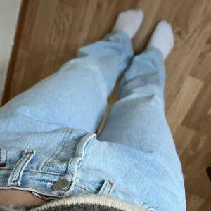 Ljusblå jeans från Levi's - Säljer ett par ljusblå Levi's jeans i klassisk straight fit och midwaist. Midja 39 cm rakt över, innerbensmått 71 cm❤️