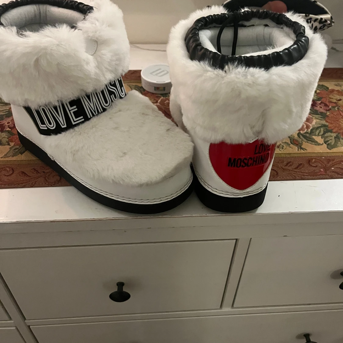 Vita pälsiga boots från Love Moschino