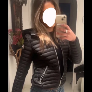 Colmar jacka - Säljer en snygg svart pufferjacka i mycket bra skick. Jackan har en tight passform och är perfekt för höst och vår. Den är i nyskick och nypris är ca 3000kr❤️❤️kontakta vid frågor!!🩷