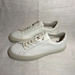 Vita sneakers från Sweyd - Säljer ett par stilrena vita sneakers från Sweyd i skinn. De har en klassisk design med en bekväm sula. Perfekta för både vardag och fest! Skorna är i mycket bra skick och redo för nya äventyr. Ny pris är 2900 som du kan se på sista sidan vårt pris 2600 storleken är 42 men dom sitter 43. Helt oanvänd. skriv gärna vid funderingar🫡