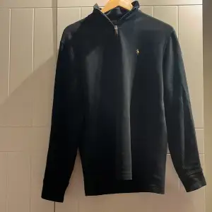 Ralph Lauren Estate Rib tröja, det är en Halfzip i mycket hög kvalite. Skick 10/10 sparsamt använd. Nypris 1800kr. Passar väldigt bra ovanpå en skjorta. Storlek är small men sitter löst så passar även en medium. Är öppen för prisdiskution😃