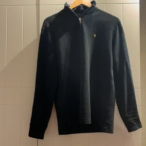 Polo Ralph Lauren Estate Rib tröja - Ralph Lauren Estate Rib tröja, det är en Halfzip i mycket hög kvalite. Skick 10/10 sparsamt använd. Nypris 1800kr. Passar väldigt bra ovanpå en skjorta. Storlek är small men sitter löst så passar även en medium. Är öppen för prisdiskution😃