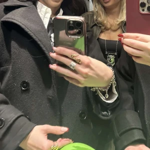 Svart kappa med knappar - Säljer en snygg svart kappa med stora knappar. Den är croppad och har en klassisk krage. Perfekt för höst och vår, och funkar både till vardags och fest. Passar bra med kjol eller byxor. 🖤