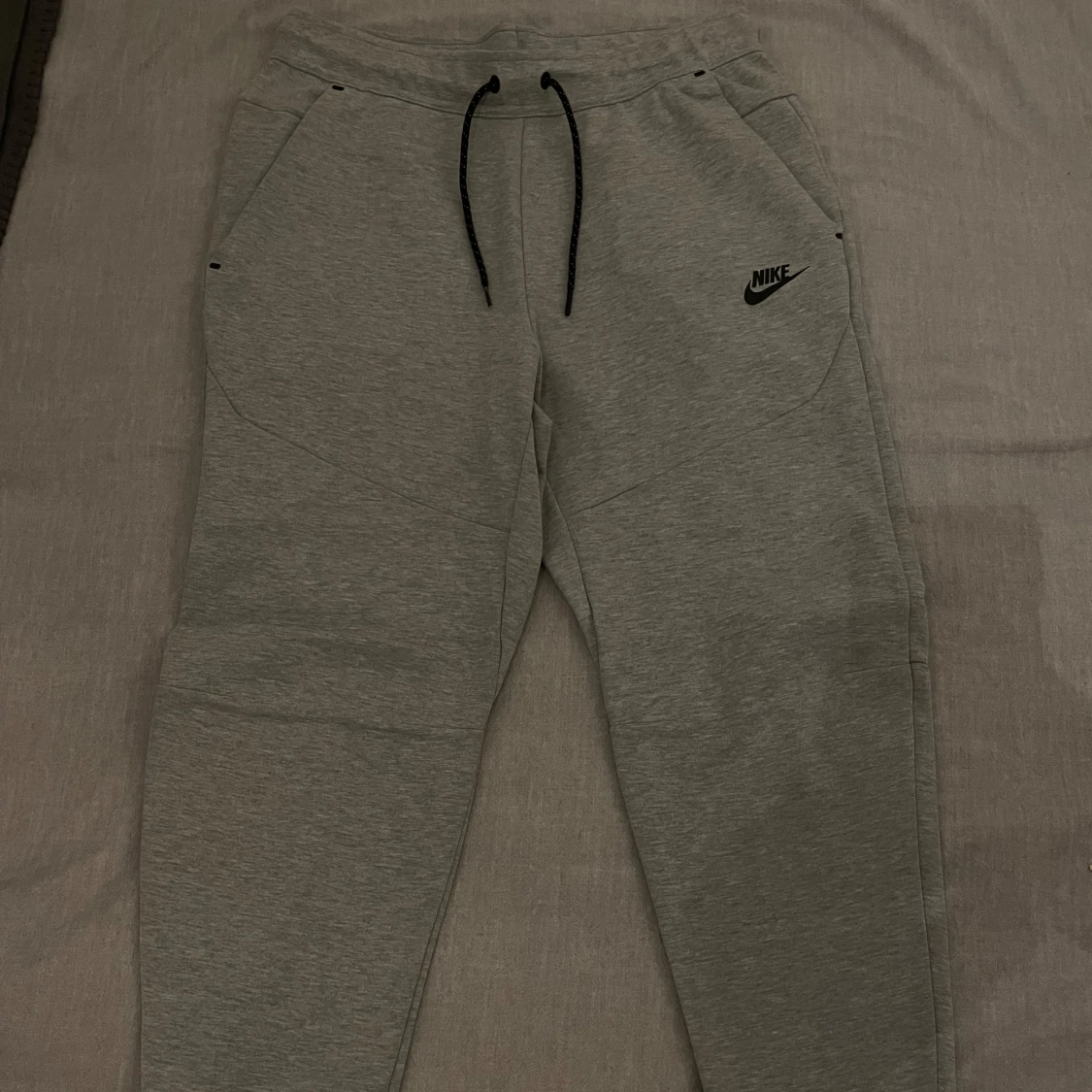 Gråa Nike tech fleece joggers