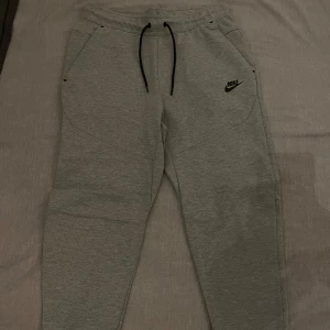 Gråa Nike tech fleece joggers - Helt nya gråa Nike tech fleece joggers i storlek S, skick 10/10, nypris 1500kr! Perfekta och stilrena till både träningssammanhang och till vardags! 👍