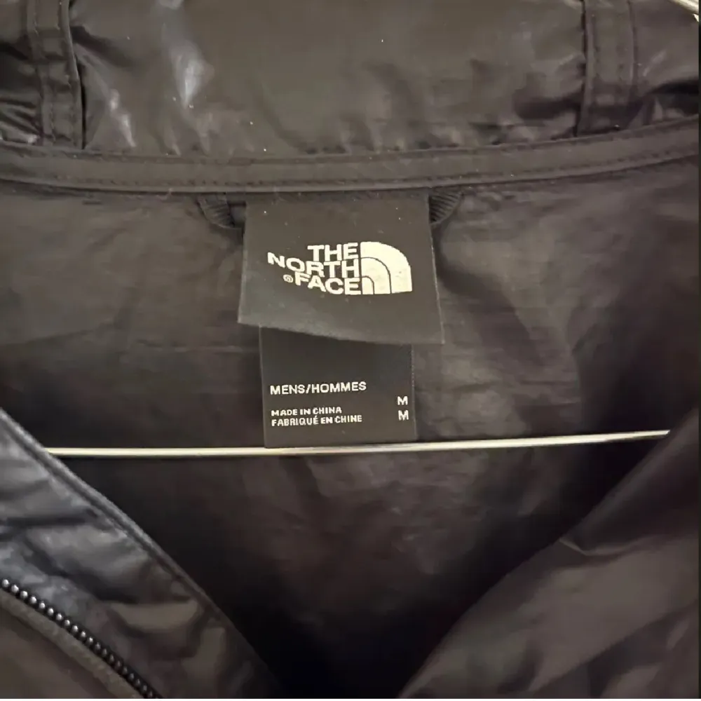 Säljer en svart vindjacka från The North Face i storlek M. Jackan har en dragkedja framtill och är perfekt till alla tillfällen. Den är i nyskick och har en klassisk stil med The North Face-loggan på bröstet. Priset ej hugget i sten!. Jackor.