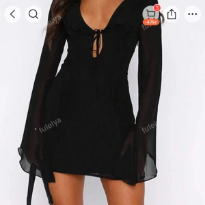 Svart klänning med volanger helt oanvänd  - nyskick helt oanvänd💕💕🪩 är vanligtvis en S men pga recensioner så köpte jag den i M så den passar någon som är S/M skulle jag säga :)