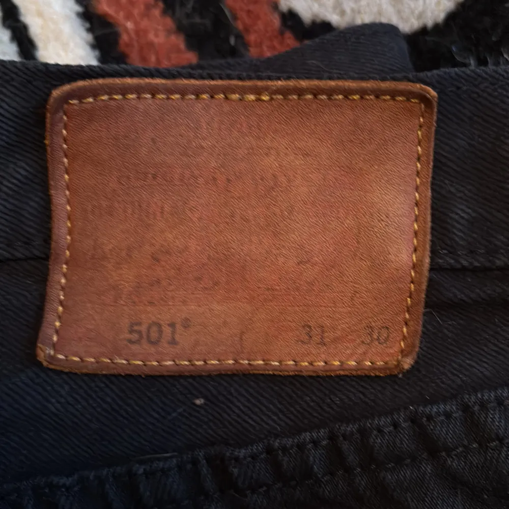 Säljer ett par svarta Levis 501 jeans för ett rimligt pris. Gör av mig av dom pga. ingen användning. Storlek 31/30, Fit Straight. 9/10 skick inget synligt slitage. Skriv ifall du har fler frågor!. Jeans & Byxor.