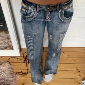 Coola Lågmidjade jeans  - Lågmidjade jeans med camoflage detaljer upptill. Passar mig som brukar ha W26-28& L30-32(men passar även L34