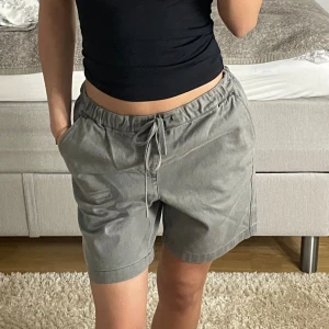 Gråa shorts  - Oanvända gråa riley shorts i storlek S, lite oversized