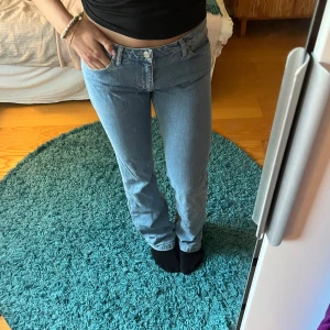 Bootcut jeans - Perfekta ljusblå Bootcut jeans, något slitna vilket syns på 4:e bilden🙈 skulle säga att de passar som en storlek 34/36