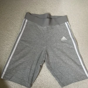 Gråa adidas cykelbyxor/shorts - Normala i storlek Stretchigt och skönt material  