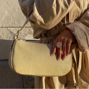 By Bianca Ingrosso väska - Helt ny väska med papper kvar intui, säljer då den inte kommit till användning, priset kan diskuteras vid snabb affär