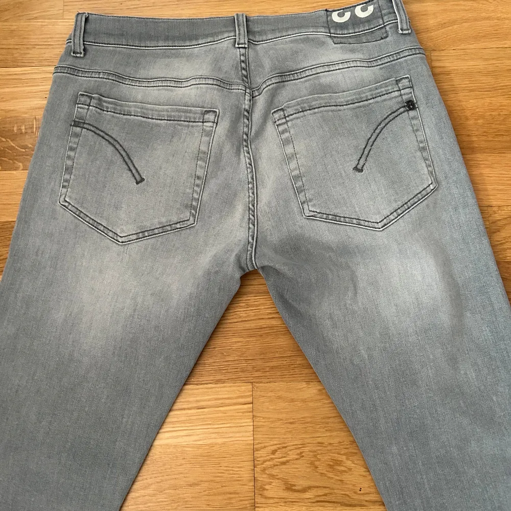 Tjena, säljer ett par gråa Dondup Jeans i storlek 33. Skick 10/10 inga defekter alls. Ny pris 3100 mitt pris 699! (Pris går att diskuteras vid en snabb affär). Tveka inte på att höra av dig om du är intresserad! . Jeans & Byxor.