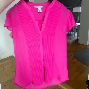 Söt blus! - Säljer denna otroligt söta blus! Knappt använd, väldigt fint skick! Vid frågor eller funderingar är det bara att höra av sig, pris kan diskuteras!💞