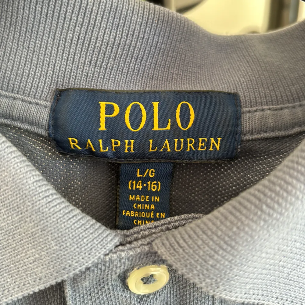 En snygg Ralph lauren pike för 349kr  varan säljs inte längre,, skick 10/10. Passformen är som (S) . Toppar.