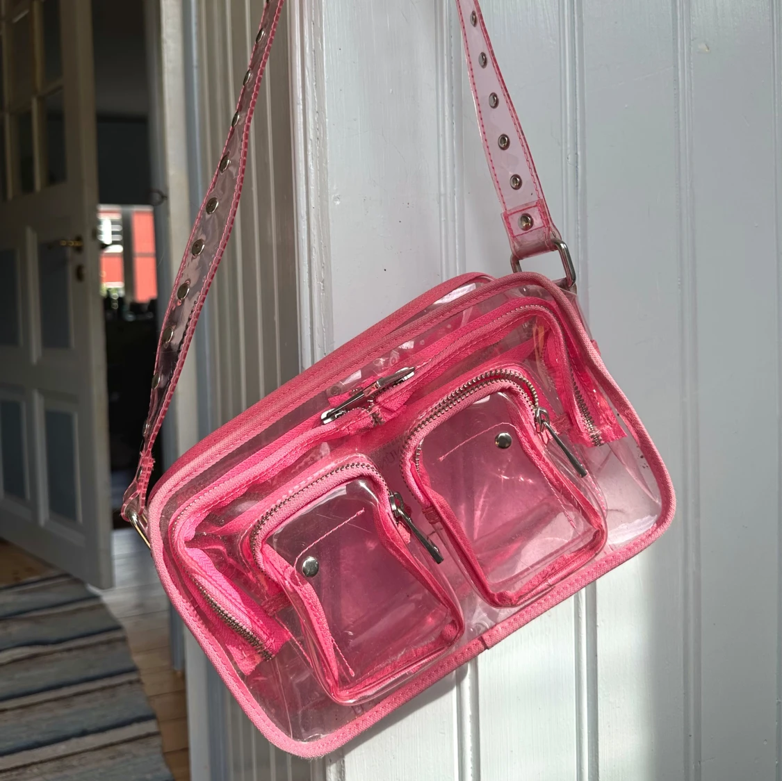 Rosa genomskinlig väska från Nunoo