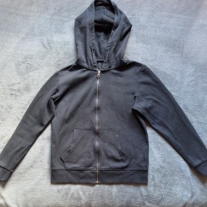 Basic svart tröja med dragkedja  - Bra skick inga skador Kom med prisförslag 