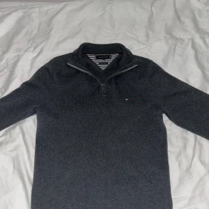 Halfzip Tommy Hilfiger - Säljer en stilig Half/Quarter zip från Tommy Hilfiger. Knappt använd, säljer då den är för liten. Storlek S. Skick 9/10. Den är i lite tjockare material som passar perfekt till vintern. Sitter bra på dig som är runt 173 🤩Hör gärna av dig vid frågor! 
