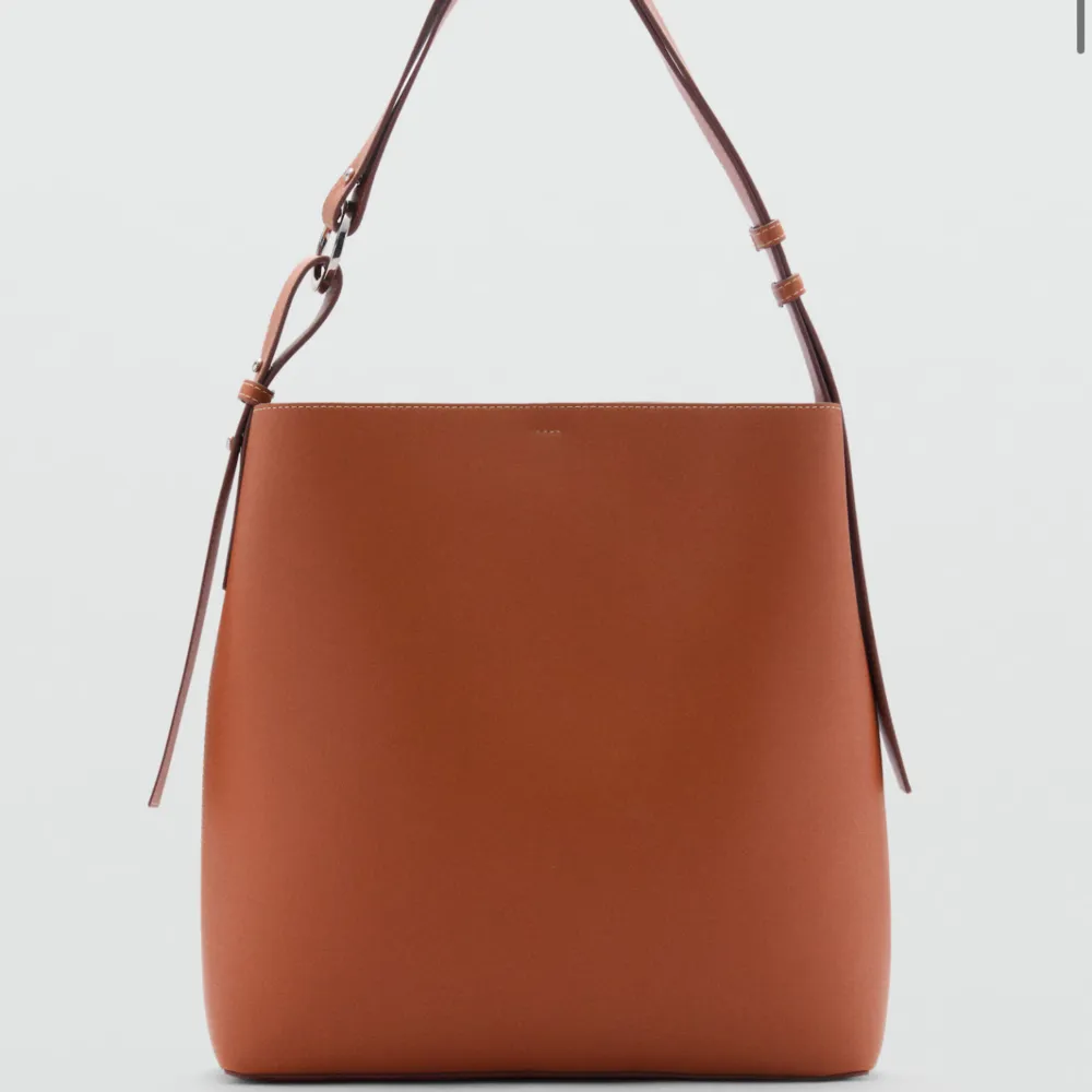 Säljer denna väskan då jag ångrade mig men hann ta bort prislappen. Den är alltså aldrig använd. Köpt på mango för 599kr och den heter ”Short handle shopper bag”. Den är väldigt fin i materialet och rymlig så funkar toppen som skolväska eller liknand. Väskor.