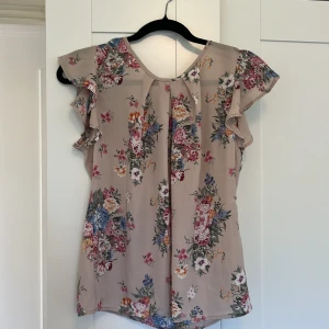 Blus - Blus med blommigt mönster 