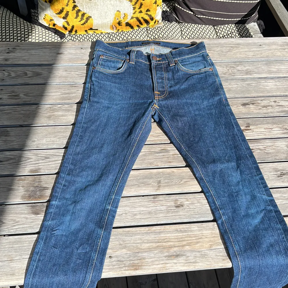 29/30 Nudie jeans, ny köpta och använda 1-3 gånger. Modell: TILTED TOR. Jeans & Byxor.