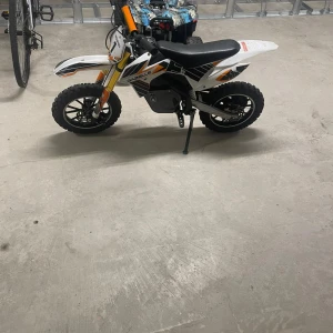 El-cross Cross för barn Gazell 500W elektrisk - Laddaren är trasig men den medföljer  Markfrigång: 230 mm motor: 24 volt 500 watt batteri: 2 x 12 volt 9 AH märke: Gazelle fordonstyp: Mini cross cykel ålder: från 5 år enhet: elektrisk motor hastighet: 3 nivåer Gashastighet: 25 km / h, 15 km / h 7 k